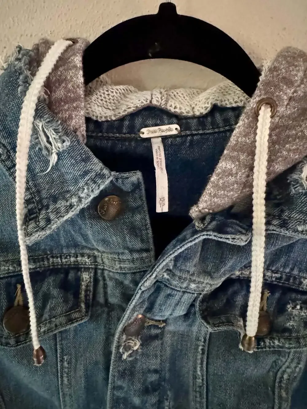 Free People Size XS Women's Denim Hooded Trucker Jacket with Knit Sleeves - Picture 4 of 9